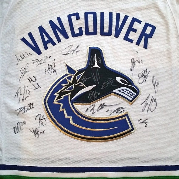 vancouver canucks team signed jersey